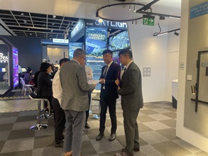 港口及海域科人員在展覽會向參展商介紹「中轉易」。