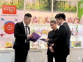港口及海域科人員在展覽會向參展商介紹「中轉易」。